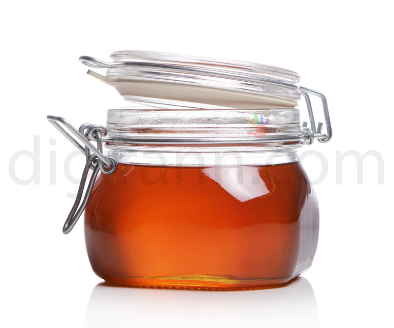 نمای نزدیک از ظرف بسته بندی شیشه ای دردار/درب دار عسل برای عرضه به بازار