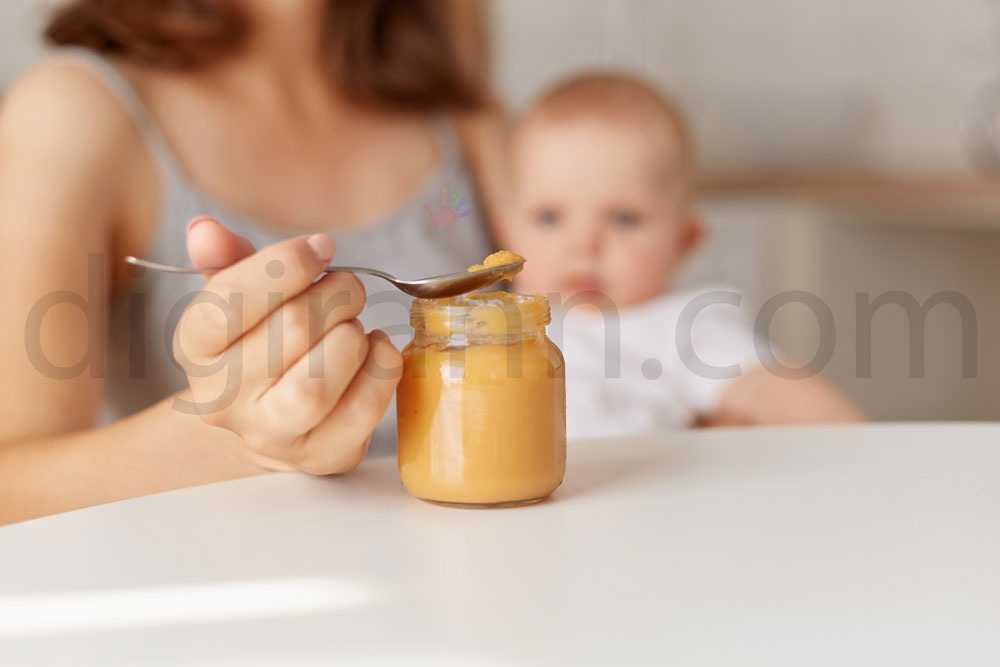 خواص خوردن عسل برای کودکان در کنار شیر مادر با تاپ طوسی و موهای بلند قهوه‌ای