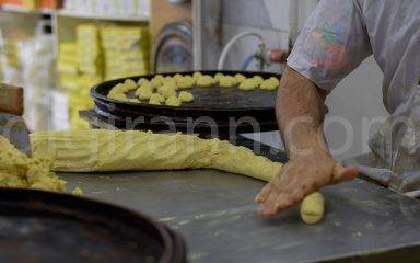 نمایی از آماده سازی چرا نان برنجی زعفرانی درکارگاه شیرینی و نان برنجی پزی کرمانشاه