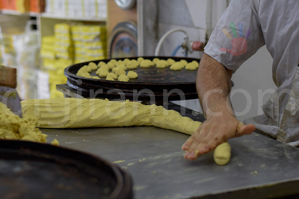 نمایی از آماده سازی چرا نان برنجی زعفرانی درکارگاه شیرینی و نان برنجی پزی کرمانشاه
