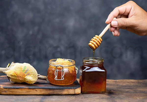 نمایی از شکرک زدن عسل در قالب عکس عسل شکرک زده طبیعی