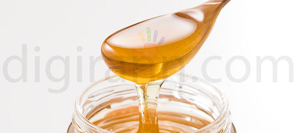 نمایی از قند عسل و میزان 5 نوع قند موجود در یک قاشق چوبی عسل
