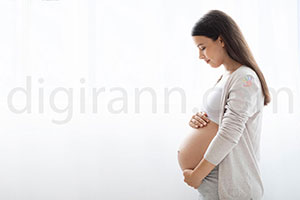 نمایی از مادر باردار در دوران و ماه های حاملگی با لباس سفید و موهای لخت بلند قهوه ای بواسطه خواص خوردن عسل ناشتا در بارداری