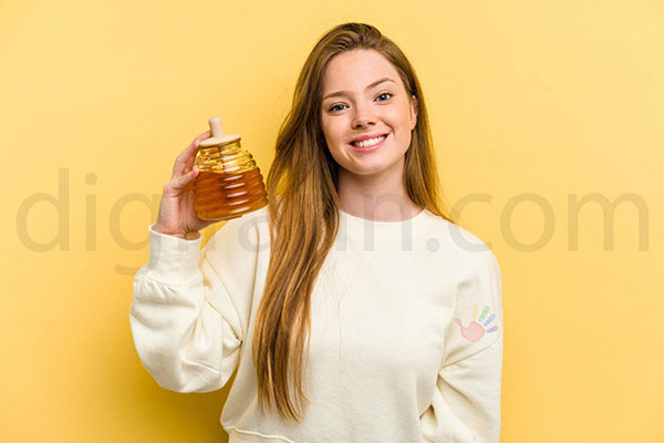 مصرف و خواص عسل طبیعی بر سلامتی ، شادابی و جوانی پوست و مو زنان و مردان جوان